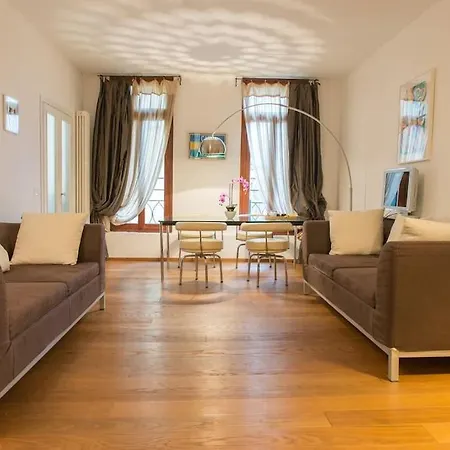 Stunning In The Heart Of Veneza